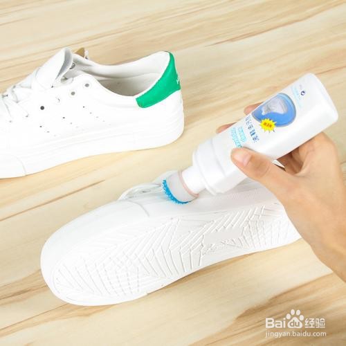 小白鞋脏了用什么清洗