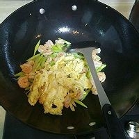 在家制作美味的芦笋虾仁炒鸡蛋