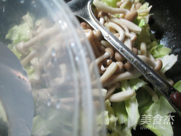 咸肉蟹味菇炒牛心菜