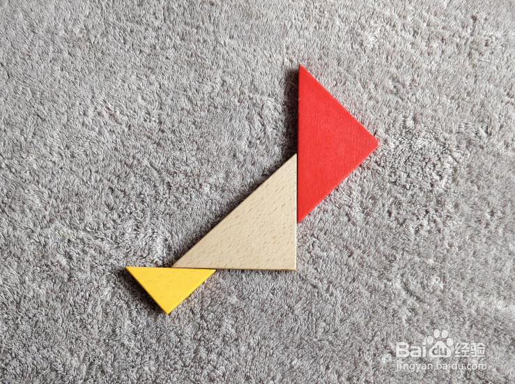 示范动作的教官用七巧板怎么拼？