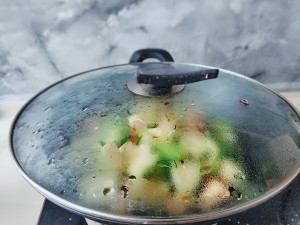 怎么做好吃美味的丝瓜炒蘑菇