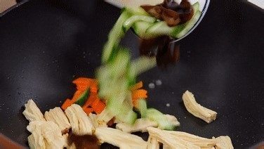 木耳腐竹小炒的做法