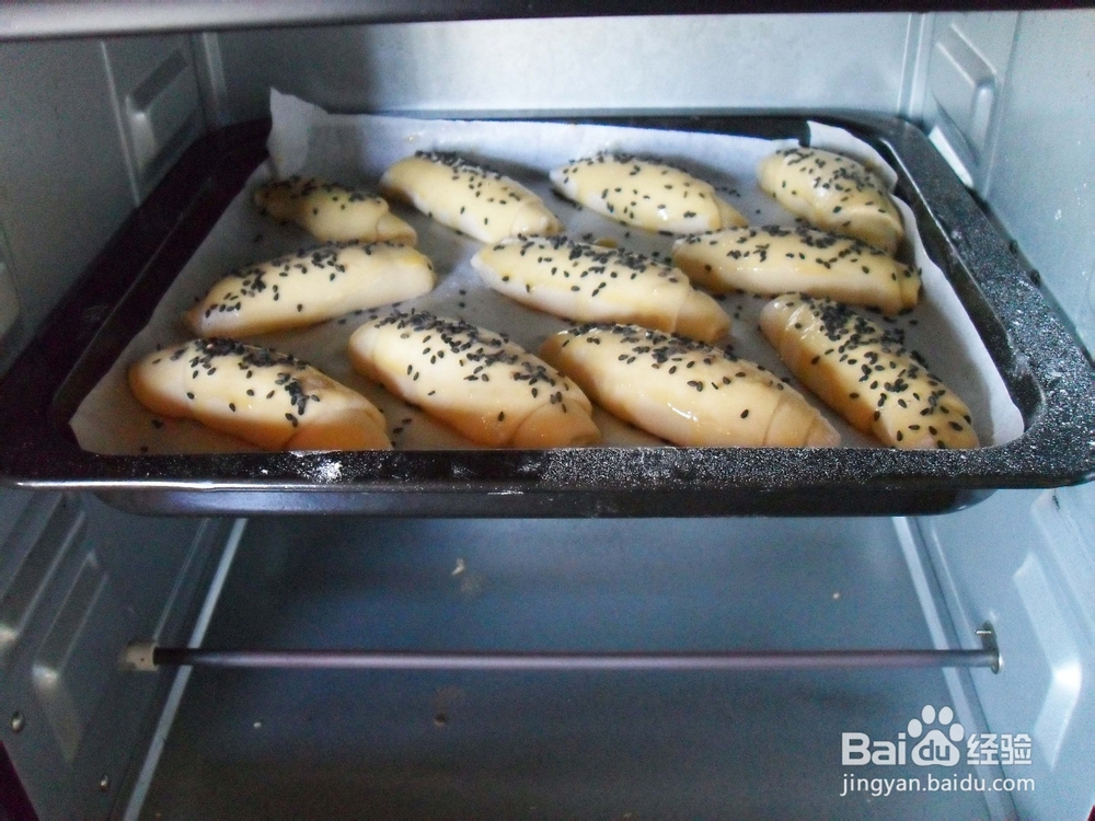 享受暖暖的午后阳光——芝麻小餐包