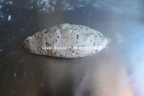 全麦黑芝麻软面包