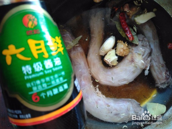 卤香鸭脖的做法