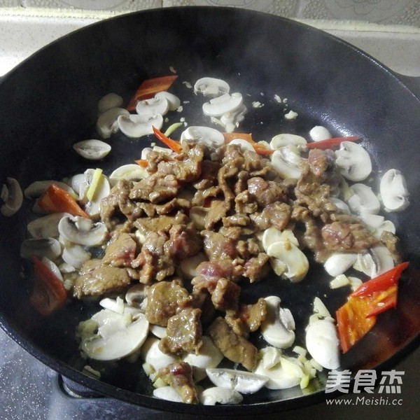 白蘑菇炒牛肉