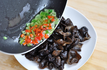 凉拌黑木耳的做法