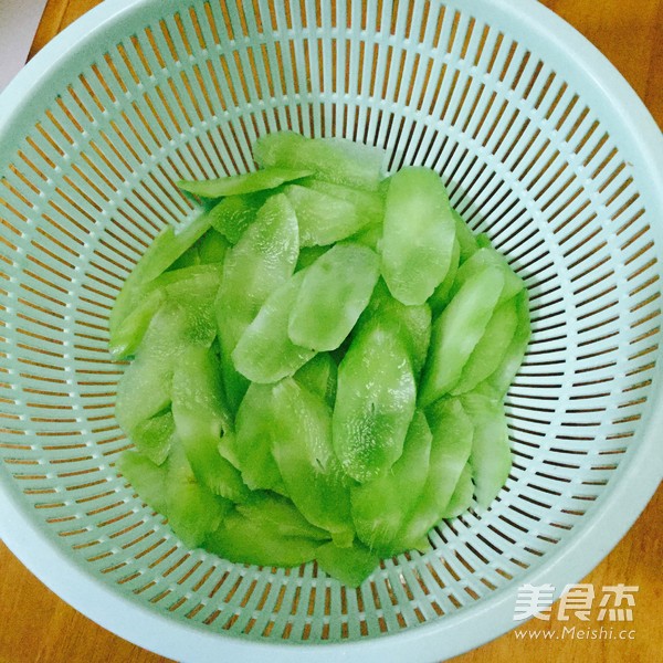 肉片炒莴笋的做法
