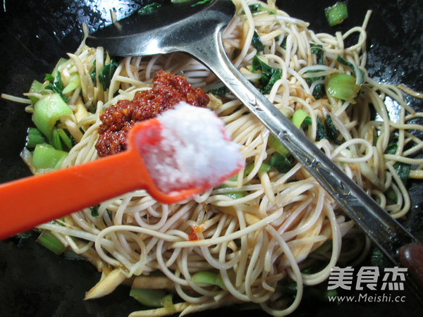 牛肉酱蔬菜炒面