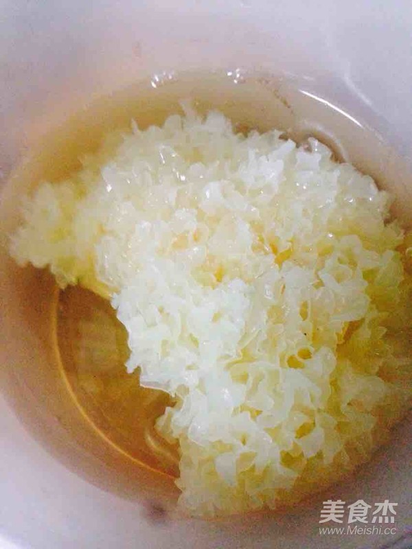 火龙果莲子桂圆红枣枸杞银耳汤