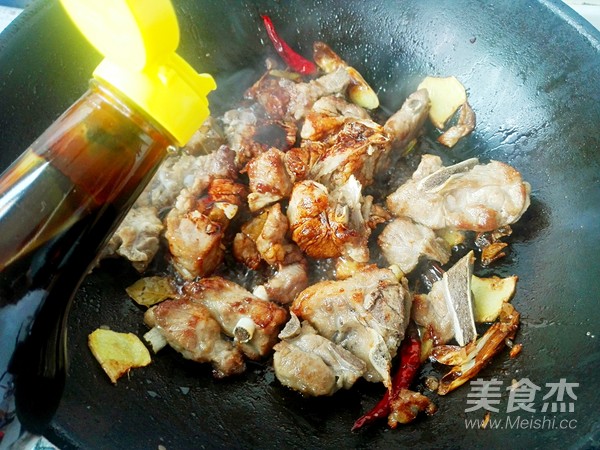 板栗排骨煲的做法