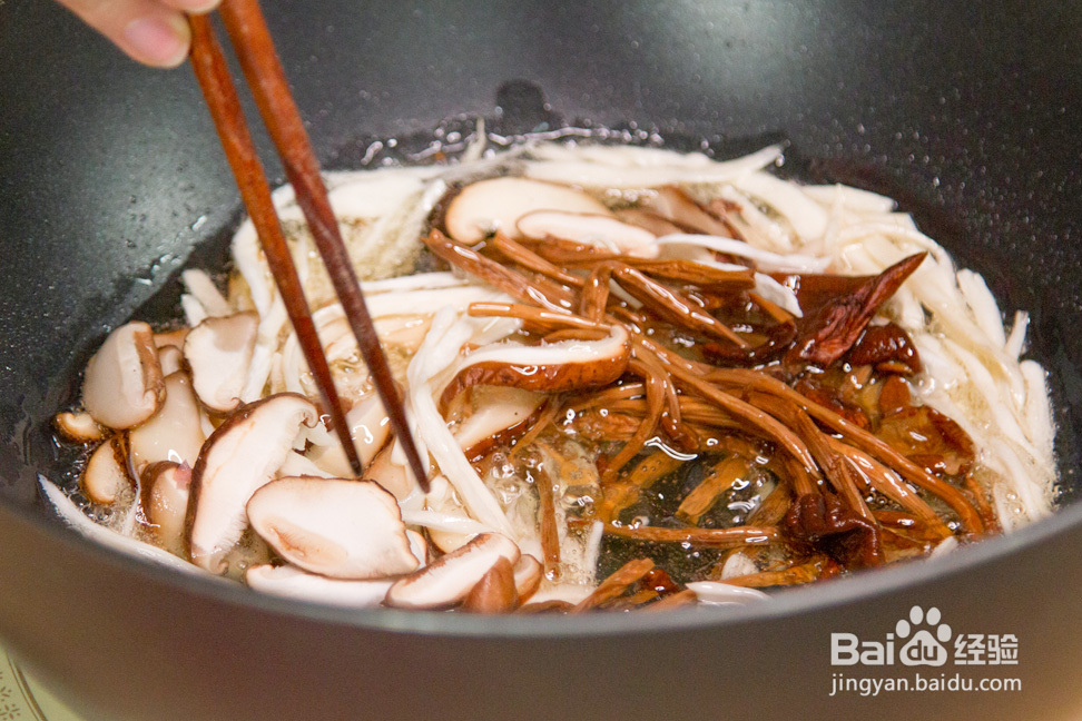 厨爸教你做腊肉杂菇煲