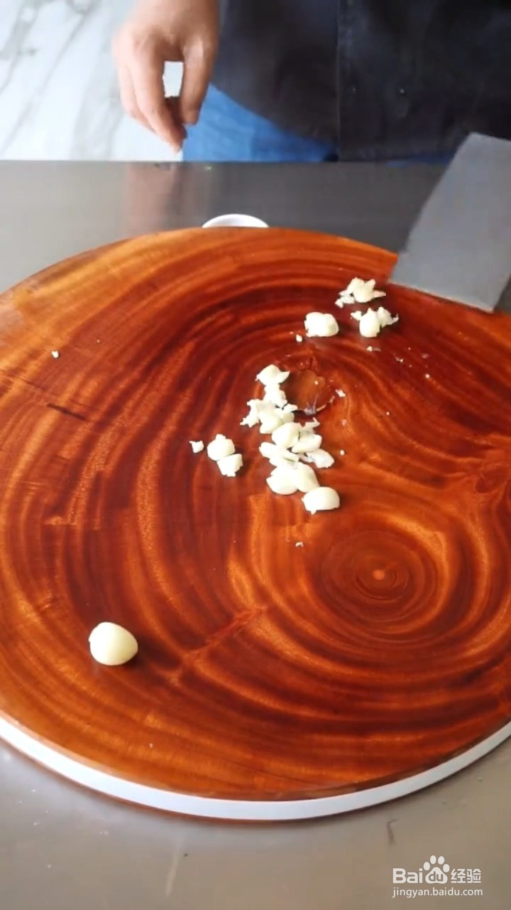 如何快速制作爽口拍黄瓜