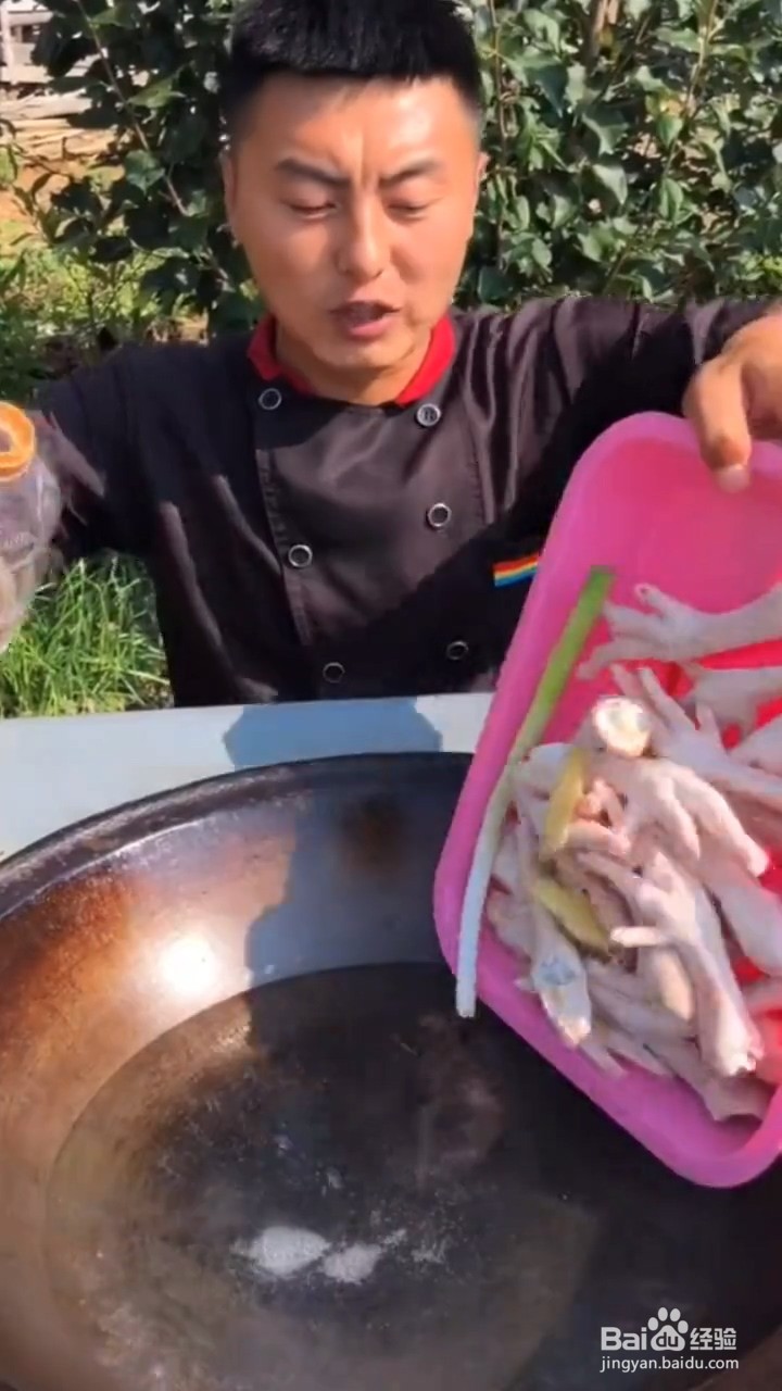 如何自制美味好吃的泡椒无骨鸡爪