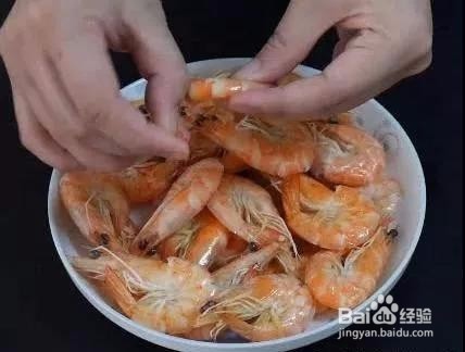 虾壳上面有机关，按下去虾壳立马脱落