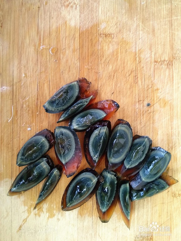 甜蒜汁拌芹菜皮蛋的做法