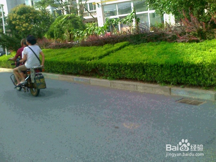 居住小区车辆行驶要注意安全