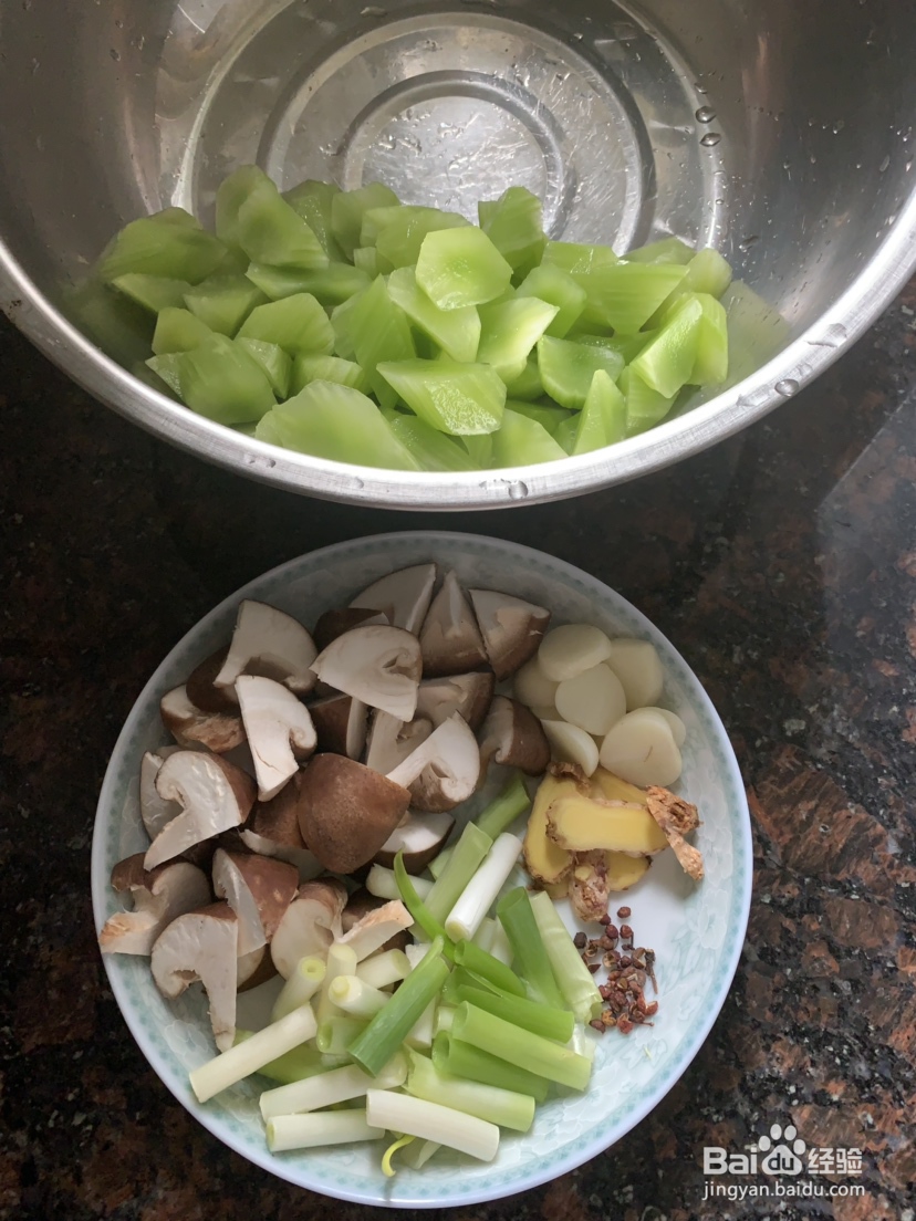 谁都能做好的青笋香菇烧兔肉