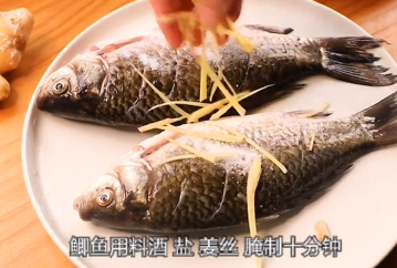 如何炖制鲜美萝卜丝鲫鱼汤