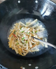 香饽饽的蒜黄炒千张