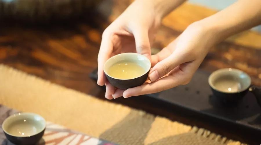 会议续茶水的正确姿势是什么