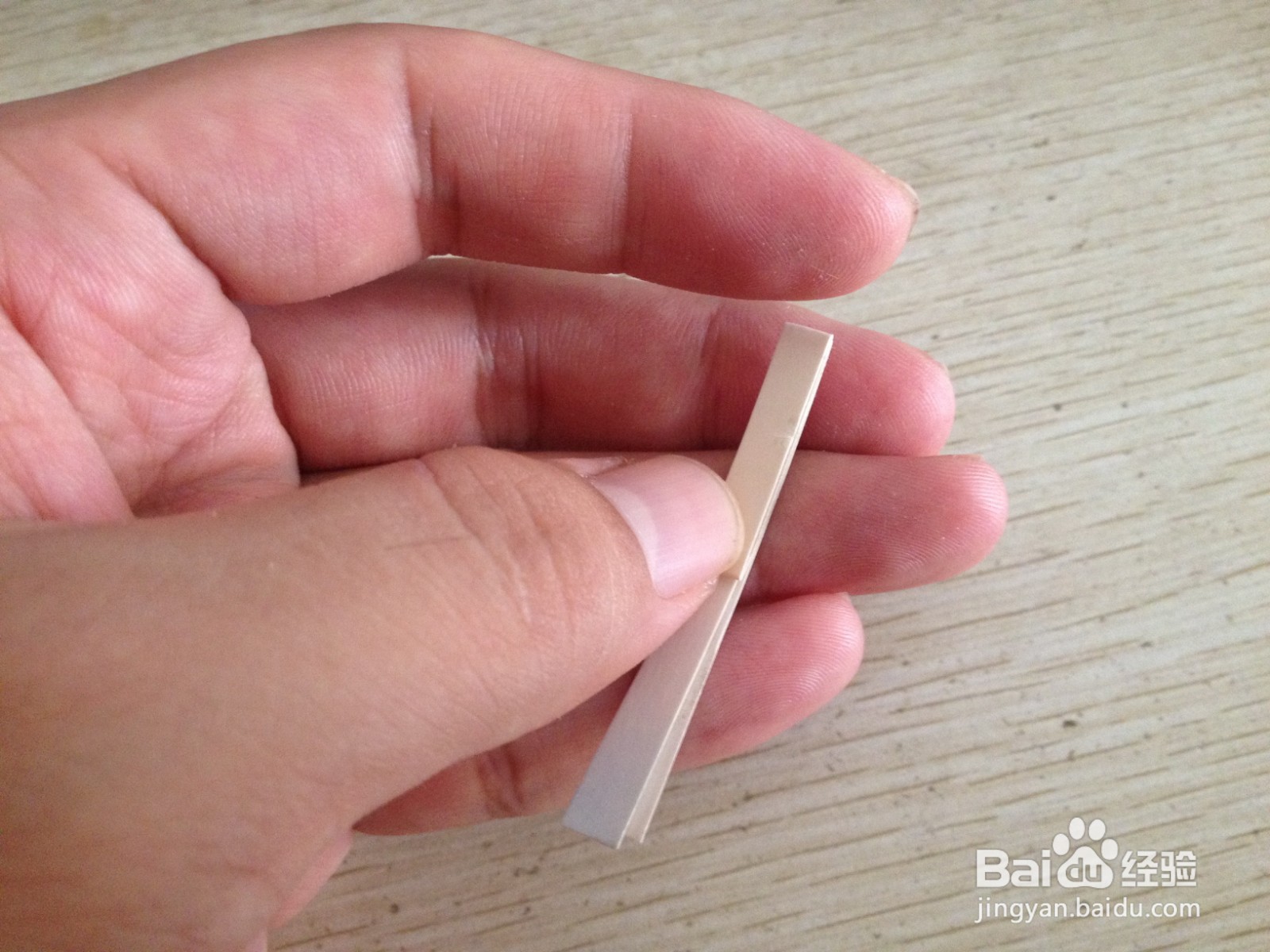 如何用一个细长的硬卡纸做四支中性笔的简易支架