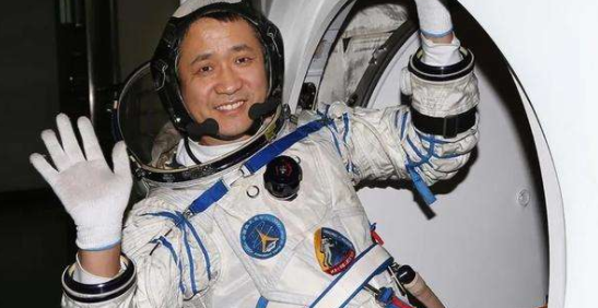 中国航天员进入太空的时间和名字是什么