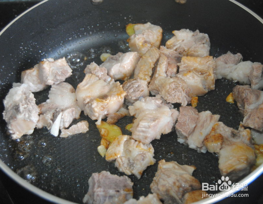 土豆烧排骨怎么做