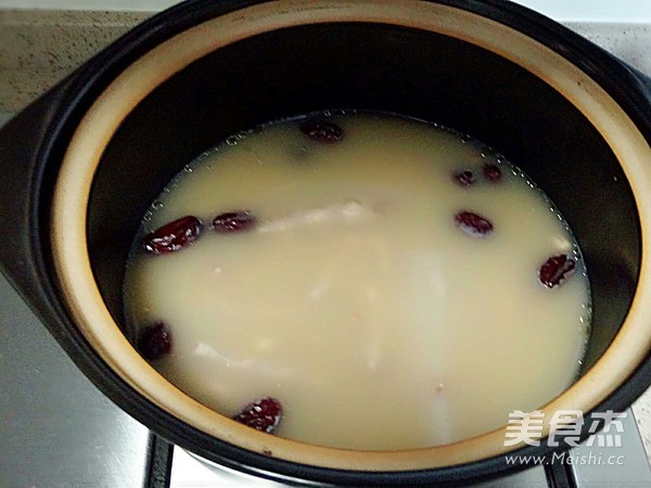红枣桂圆花生煲鸡爪