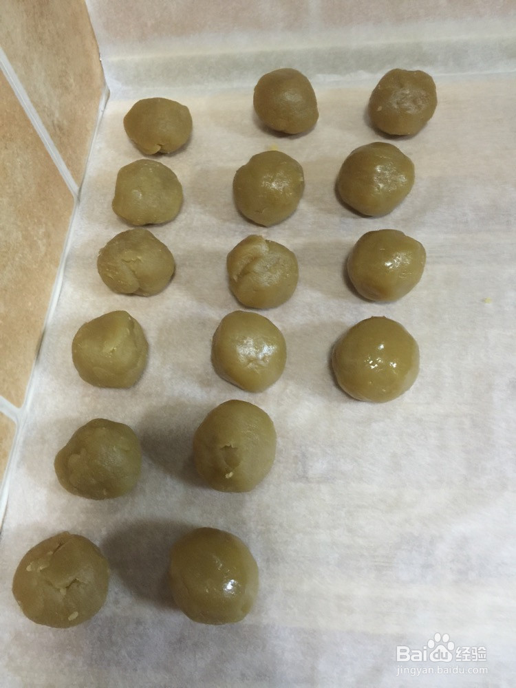 莲蓉蛋黄月饼的做法
