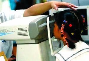 小孩子在医院眼科配眼镜的程序