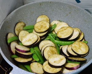 养生食补绿咖喱茄子的做法