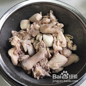制作美味的红烧鸡块