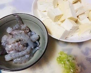 教你制作美味的虾仁豆腐煲