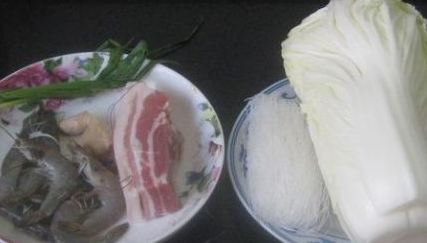 咸肉鲜虾白菜煲的做法