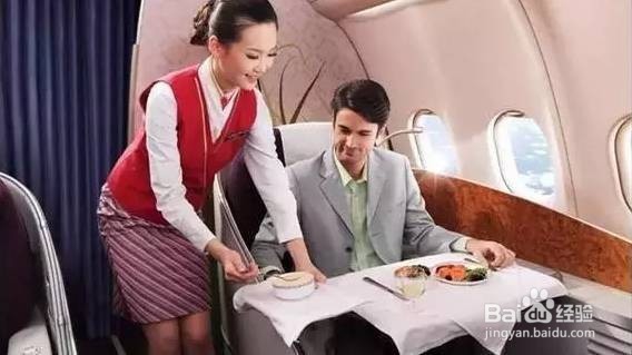 大妈飞机桌板上晒脚，如何文明乘坐飞机？