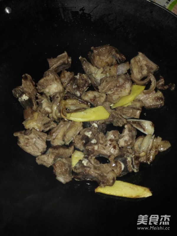 养生羊腩煲的做法