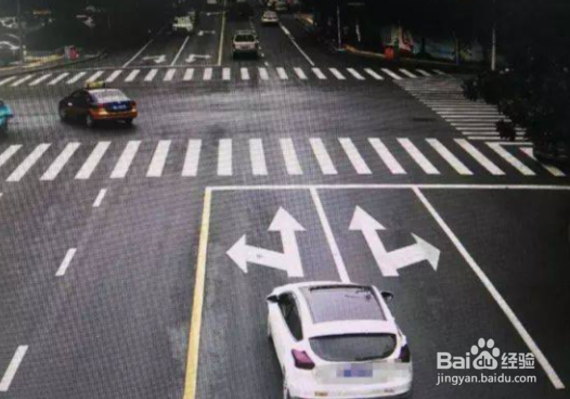 驾驶机动车在道路上向左变更车道时如何使用灯光