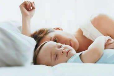 宝宝睡觉脑袋后面出很多汗，该怎么办？