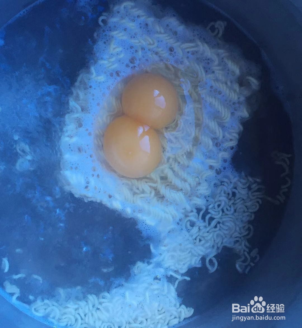 鸡蛋白菜煮泡面的做法