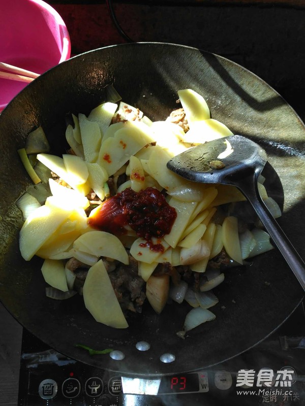 土豆烧牛肉的做法