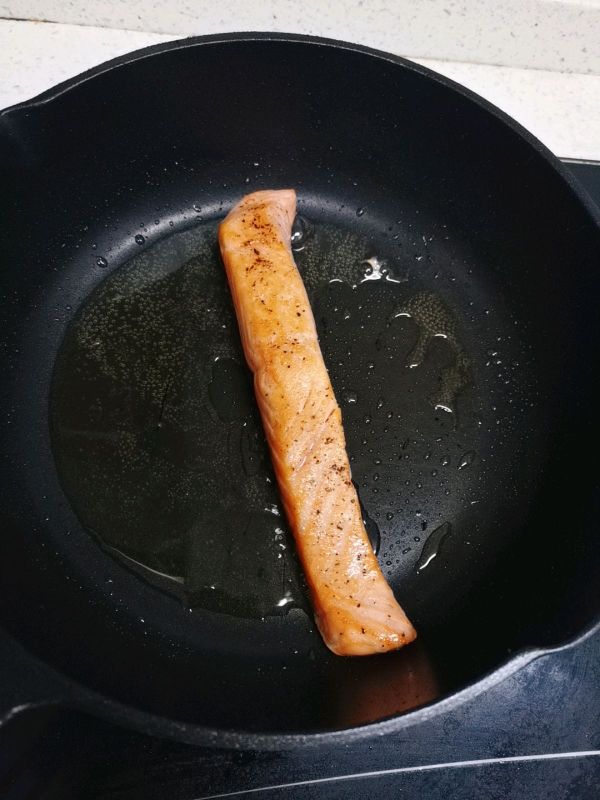 三文鱼牛油果寿司卷