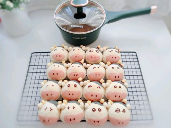 丑萌奶牛豆沙面包