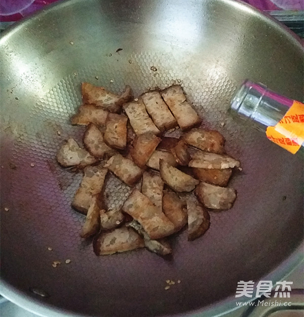 蒜苗炒猪血丸子