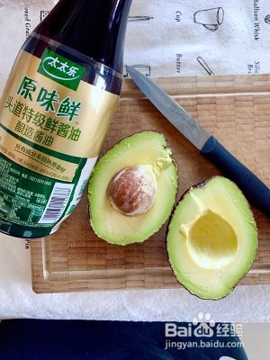 怎么做口感清爽的牛油果紫米酱油炒饭