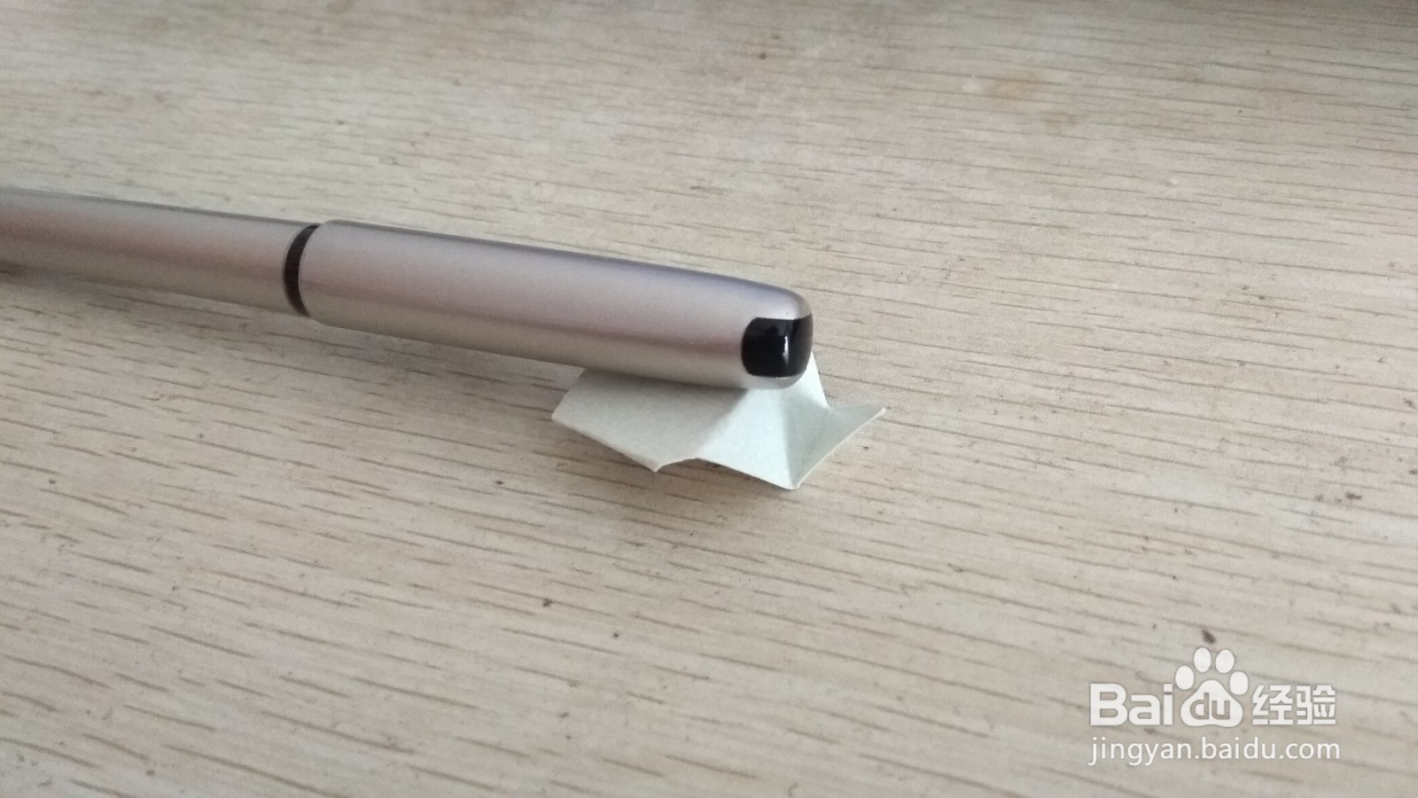 如何用一个三角形硬卡纸做简易的中性笔的支架