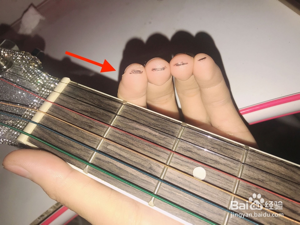 吉他按和弦老是碰到其他弦怎么办