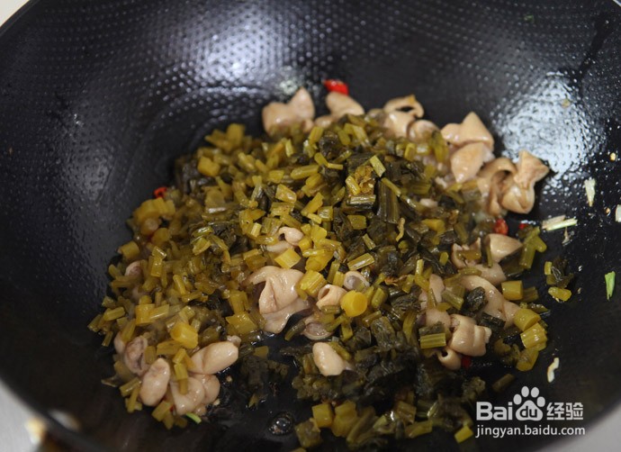 腌菜炒肥肠的做法