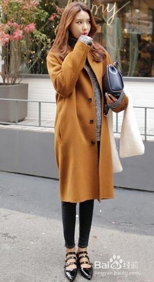 OL冬季穿中长大衣+紧身裤 时尚又显女人味