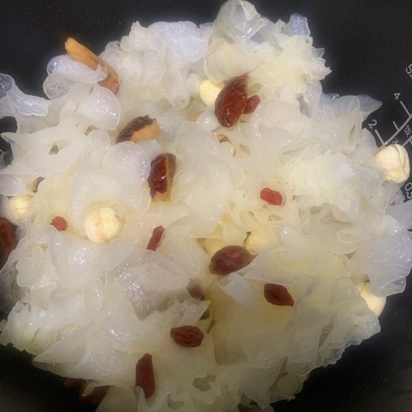 莲子桂圆银耳糖水